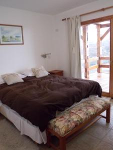 Un dormitorio con una cama grande y una ventana en Gran ubicación, precioso y super cómodo! en San Carlos de Bariloche