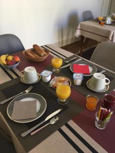 Možnosti zajtrka za goste nastanitve Un jardin en ville