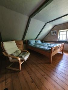 Giường trong phòng chung tại Chalupa Království