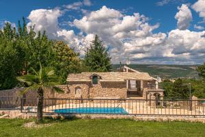 a stone house with a fence in front of it at Villa Marchelina in Grubine