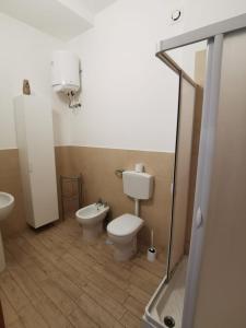 uma casa de banho com um WC e um bidé em All' Ombra del Faro - Mini Apartments em Taranto