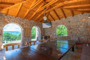 a large dining room with a table and chairs at Villa Marchelina in Grubine