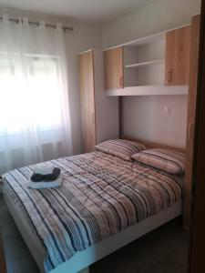 ein Schlafzimmer mit einem Bett mit Hut darauf in der Unterkunft Plava laguna Miroslav in Crikvenica