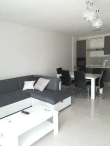 ein Wohnzimmer mit einem Sofa und einem Tisch in der Unterkunft Plava laguna Miroslav in Crikvenica