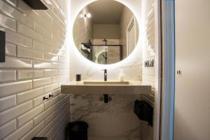 La salle de bains est pourvue d'un lavabo et d'un miroir. dans l'établissement Buonanotte Colosseo, à Rome