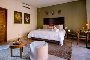 Un pat sau paturi într-o cameră la Selina Sayulita