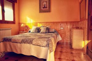 a bedroom with a bed and a window at Apartamento Turistico Rio Jerte in Navaconcejo