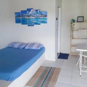 une chambre avec un lit avec un tableau sur le mur dans l'établissement Pousada da Praia, à Itaipuaçu 34 autres photos