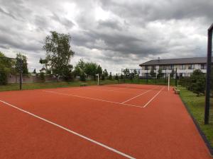 Tennis och/eller squashbanor vid eller i närheten av Apartament Azzurro Ustronie Morskie