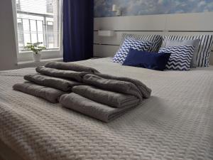 Säng eller sängar i ett rum på Apartament Azzurro Ustronie Morskie