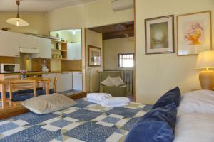 a living room with a couch and a kitchen at Taverna Affittacamere in Gardone Riviera