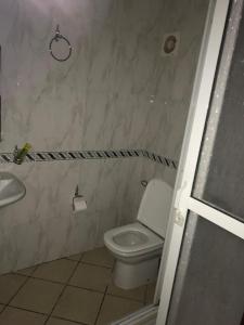 een badkamer met een toilet en een wastafel bij Studio avec piscine Cabo Dream à Cabo négro in Cabo Negro