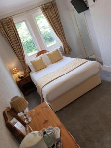 A bed or beds in a room at The Carre Arms Hotel & Restaurant