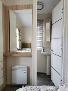 a small bathroom with a mirror and a sink at Luxury Holiday Home in Anderby Creek in Anderby