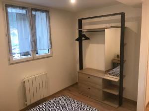 a bedroom with a bunk bed and a mirror at Appartement lac et montagne in Saint-André-les-Alpes