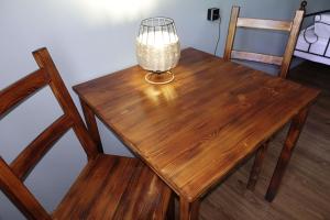 クロンシュタットにあるHostel 101の木製テーブル(椅子2脚、ランプ付)