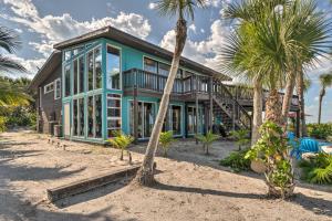 une maison sur la plage avec des palmiers dans l'établissement Luxe Beachfront Villa with Indoor Pool and Gulf View, à Englewood