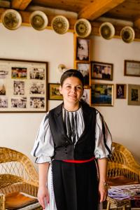 Una mujer posa para una foto en una habitación en Casa Ciortea Ana, en Sibiel