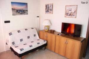 Schlafzimmer mit einem Bett und einem Flachbild-TV in der Unterkunft Villetta Francesca in Marina di Camerota