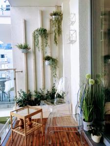 グダニスクにあるUNO 9 Apartmentのガラスのテーブルと鉢植えの植物が備わる部屋