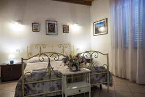 ein Schlafzimmer mit einem Bett mit Blumen darauf in der Unterkunft La Vecchia Montagna B&B in Nebida