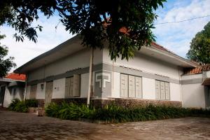 a white building with a lot of garage doors at Ndalem Mantrigawen in Yogyakarta