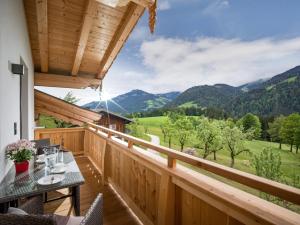 d'un balcon avec une table et une vue sur les montagnes. dans l'établissement Ferienwohnung Obersteintal, à Söll