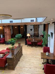 uma sala de estar com cadeiras vermelhas e uma mesa em The Carre Arms Hotel & Restaurant em Sleaford