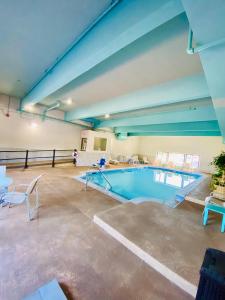 a large swimming pool in a large building at Best Western Plus Landmark Inn in Laconia