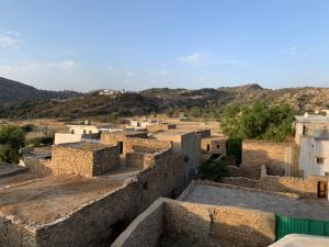 vista su un villaggio con montagne sullo sfondo di بيت القرية التراثية a Tanomah