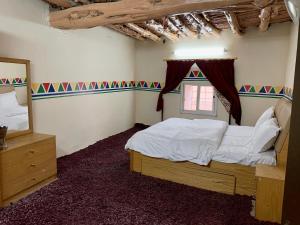 بيت القرية التراثية في تانوما: غرفة نوم بسرير كبير ونافذة