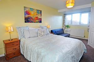 Tempat tidur dalam kamar di Whitby Spacious Rugby Field Cottage with off-street parking and EV fast point for electric cars