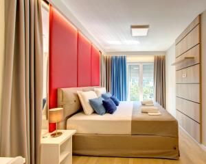 1 dormitorio con 1 cama grande con almohadas azules en Luxury apartment Concept, en Mostar