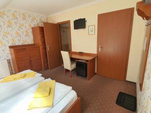 um quarto de hotel com duas camas e uma secretária em Platán Szálláshely em Sándorfalva