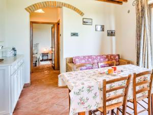 - une cuisine et une salle à manger avec une table et des chaises dans l'établissement Belvilla by OYO Casa Oleandri, à Suvereto