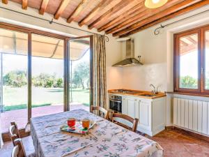 eine Küche und ein Esszimmer mit einem Tisch und Stühlen in der Unterkunft Belvilla by OYO Casa Oleandri in Suvereto