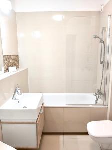 Koupelna v ubytování Apartament Family Beach przy Golden Tulip