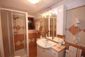 a bathroom with a sink and a shower at B&B Il Grappolo in Anacapri