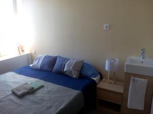 Postel nebo postele na pokoji v ubytování Les Chambres Studios de Pleslin-Foucher