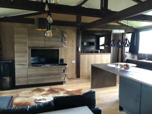 维尔通Chalet des Marmottes的房间里有一个大岛的厨房