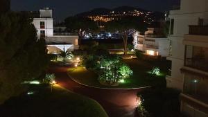 曼德琉-拉纳普勒Garden and beach sea view apartment Cannes的相册照片
