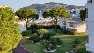 マンドリュー・ラ・ナプールにあるGarden and beach sea view apartment Cannesのギャラリーの写真