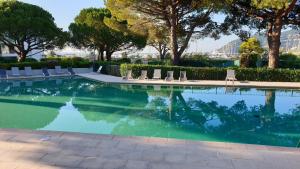 Garden and beach sea view apartment Cannes内部或周边的泳池