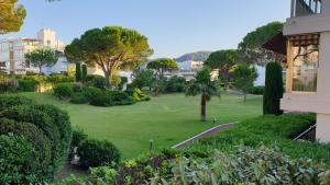 Garden and beach sea view apartment Cannes外面的花园