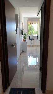曼德琉-拉纳普勒Garden and beach sea view apartment Cannes的相册照片