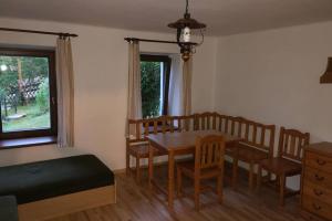 - une salle à manger avec une table, des chaises et un lit dans l'établissement Bývanie s výhľadom v lokalite Detva, à Detva