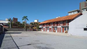 an empty street in front of a building at Pousada Canasvieiras ABVO in Florianópolis