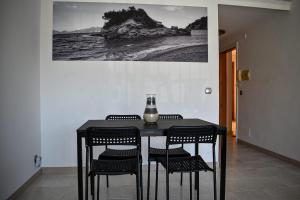 una mesa negra con sillas y un jarrón. en Nice apartment in the center of Can Picafort, en Can Picafort