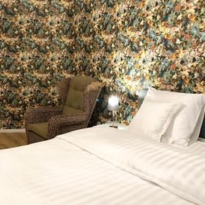 歐本的住宿－VIP 67，一间卧室配有一张床和花卉壁画