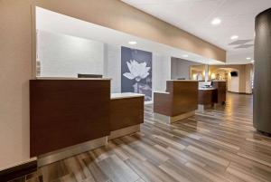 a lobby of a hotel with a reception desk at La Quinta by Wyndham Tacoma - Seattle in Tacoma